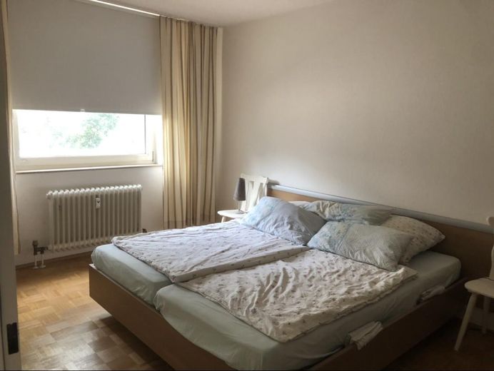Bezugsfreie zentrale 2 Zimmerwohnung im Grünen – Schlafzimmer
