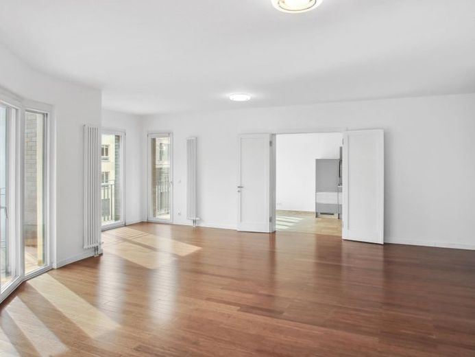 Zentral, großzügig und modern: Etagenwohnung mit Aufzugsanbindung und Tiefgaragenstellplatz – Foto 1