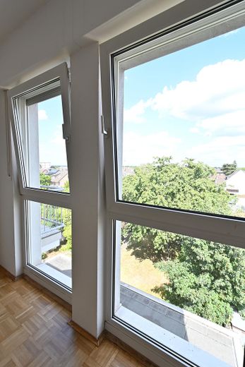 3-Zimmer-Penthouse mit Dachterrasse und Wintergarten in Köln-Wahn – Ausblick Schlafzimmer 