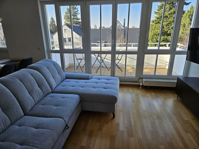 Appartamento arredato di 2 locali con balcone, posto auto TG e WLAN – ideale per expat – Foto 2