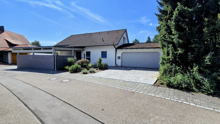 Provisionsfreies Einfamilienhaus in Wittislingen: 2.190m² Traumgrund, Außenpool, Whirlpool & Sauna – Eingang mit Doppelgarage