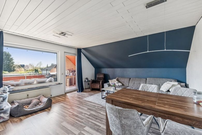 Großes Einfamilienhaus mit Einliegerwohnung, Garage, Carport, Keller und Kamin – DG Wohnzimmer