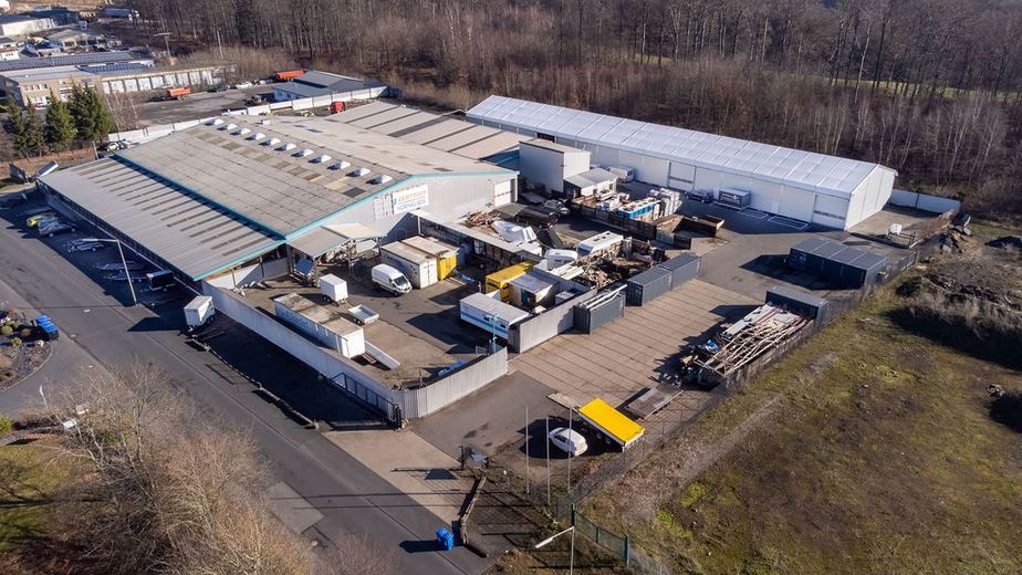 Halle zu vermieten - hohe Deckenhöhe - Industriepark Horhausen ab sofort frei! Lager/ Werkstatt! – Blick auf die Hallen