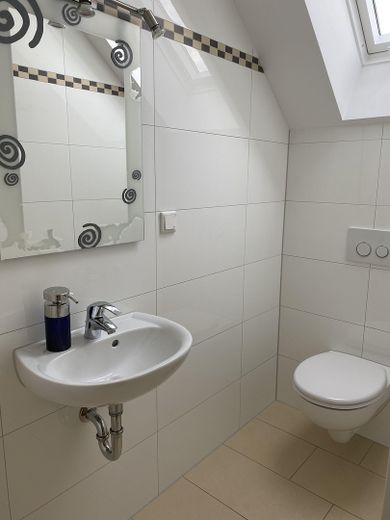 Appartamento mansardato di 4 locali, pari al nuovo, con grande balcone e cucina componibile a Münster Hessen – Foto 16