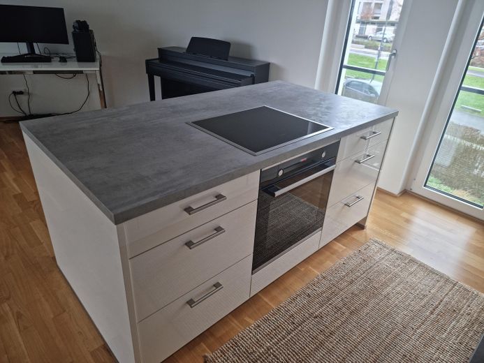Neuwertige, hochwertige 2-Zimmer-Wohnung mit EBK & TG-Stellplatz in Ffm-Riedberg – Küche