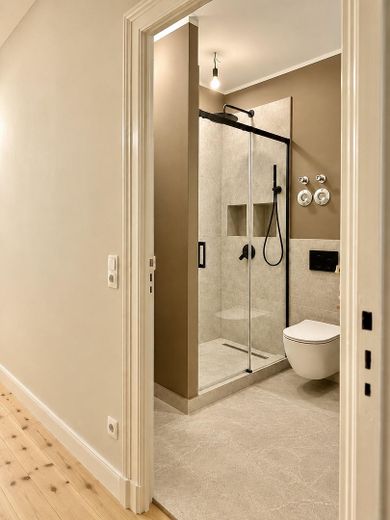 Kernsaniertes 47qm Altbauapartment mit Balkon an der Grenze Prenzlauer Berg/Pankow – Wohlfühlbad