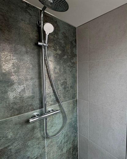 Lichtdurchflutete, moderne 3-Zi-Wohnung mit EBK, Balkon und Gäste-WC - Energieeffizienzklasse A+ – Dusche