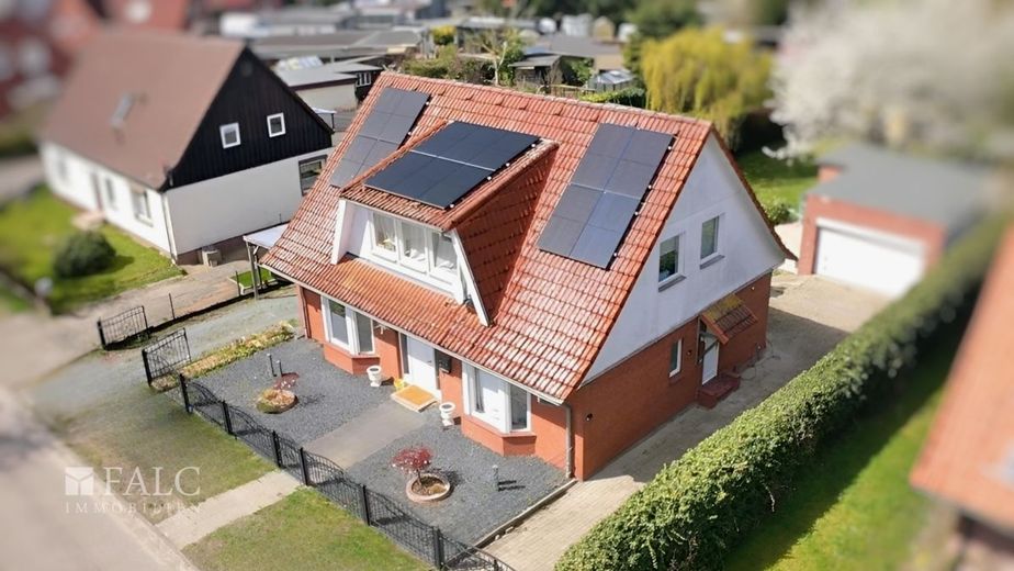 ***Ihr neues Zuhause: Einfamilienhaus mit Gartenidylle und viel Platz für die ganze Familie*** – Luftbild