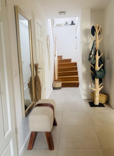 Ancienne ferme, nouvel art de vivre ! Magnifique appartement duplex moderne de 3 pièces. – Flur mit Treppe nach oben