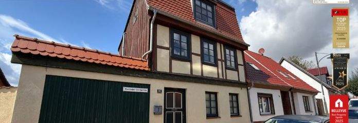 Чарівний міський будинок із фахверком, гостьовим будинком та ідилічним садом