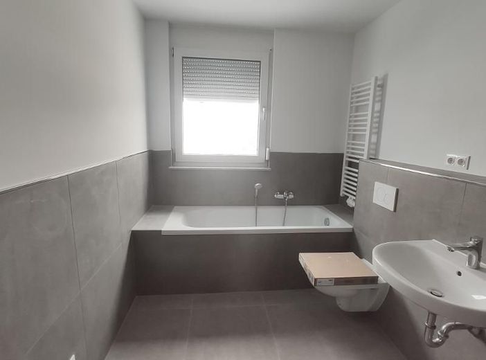 Reihenmittelhaus mit Garten, Garage und zusätzlichem Stellplatz – Bad mit Badewanne und Dusche Bild 1