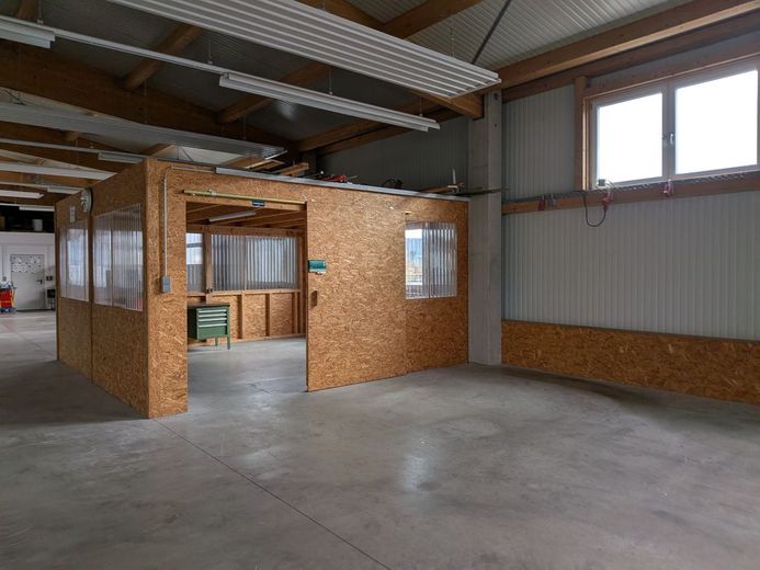Produktions- und Lagerhalle zu vermieten – Zugang Einbau