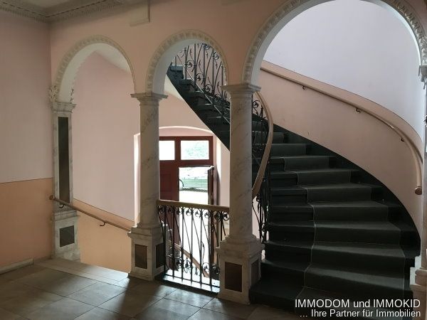 3-Zimmer-Dachgeschoss Wohnung mit BALKON, PKW-Stellplatz und offener Küche im Wohnzimmer zu vermieten! – Treppenhaus