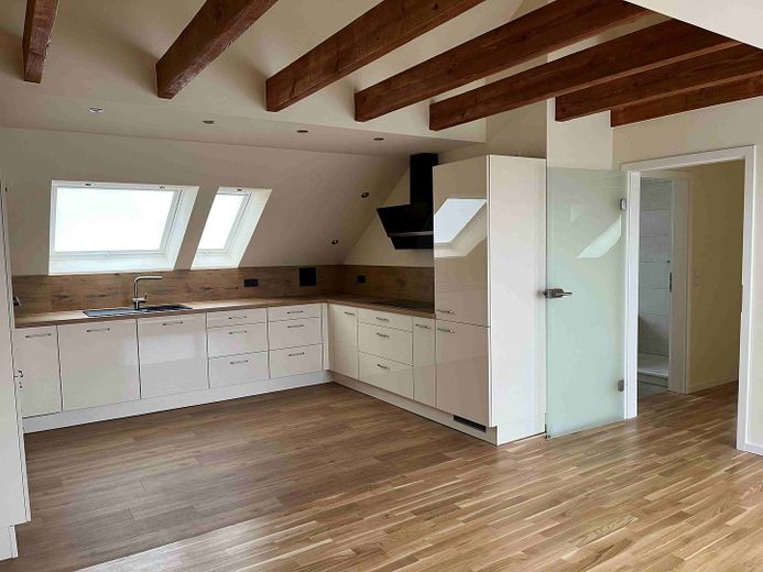 Uso proprio/investimento: edificio plurifamiliare completamente ristrutturato a regola d’arte, con 3 unità abitative di pregio su 4 piani – offene Wohnküche Dachgeschoss