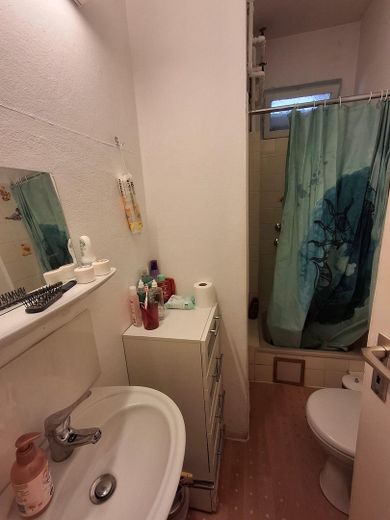 Helle Einzimmerwohnung mit Pantry Küche in zentraler Lage – Duschbad