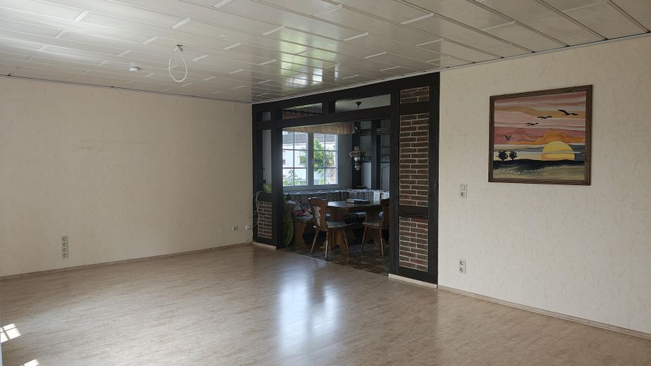 Freistehendes Einfamilienhaus mit Garage und Garten – sofort bezugsfrei in Trebur-Geinsheim – Wohnzimmer