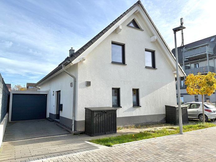 Modernes freistehendes Einfamilienhaus von 2019 mit großem Garten, zentral – Foto 9