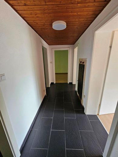 Kapitalanlage mit hoher Rendite: Helle sanierte Wohnung mit Balkon – Flur