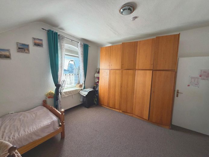 Nach WEG aufgeteiltes MFH, 4 Wohneinheiten, 2 vermietet, 1 frisch renoviert – 2.OG - Schlafzimmer 2