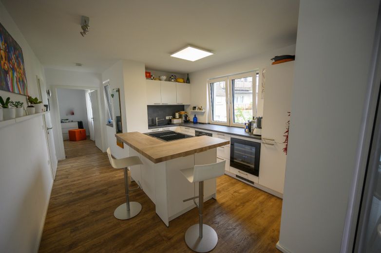 Moderne, großzügig geschnittene,lichtdurchflutete Wohnung in Architektenhaus – Offene Küche mit Kochinsel