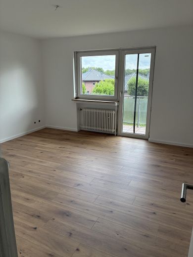 Schöne, renovierte 2 Zimmer- Wohnung mit Balkon – Foto 1