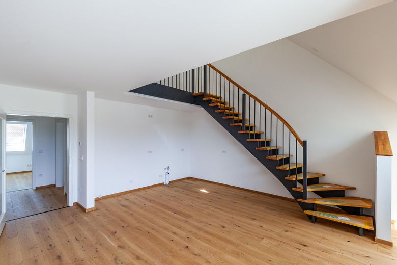 PROVISIONSFREI – Traumhafte Galerie-Wohnung im Erstbezug am Dorfplatz von Augsburg-Inningen – Wohnküche