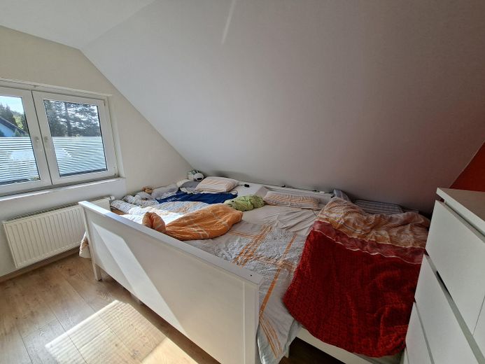Modernisiertes Einfamilienhaus mit Wärmepumpe, großer PV-Anlage und großzügigem Grundstück – Schlafzimmer