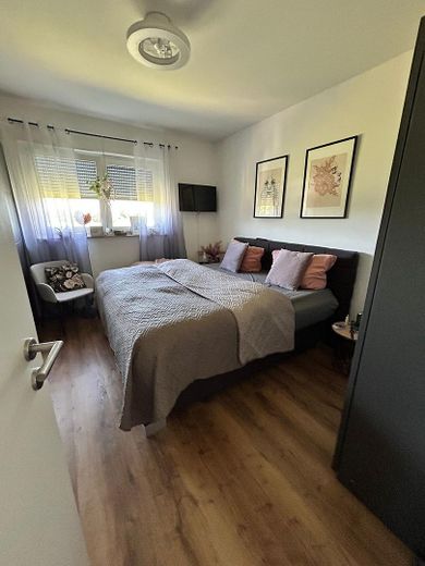 Biederitz'de bahçeli, ısı pompalı ve iki araç park yerli yeni değerinde ikiz ev – Schlafzimmer