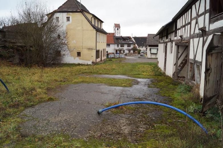Großes Baugrundstück mit großem Gewölbekeller !  Zentrale Lage! – Bild 1