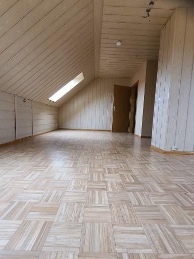 SOFORT BEZUGSFREI! Sehr geräumige lichtdurchflutete 4-Zi- Maisonette-Wohnung inkl. Balkon, Carport – Zimmer DG
