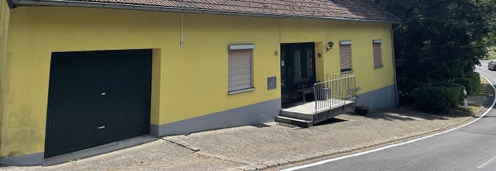 Haus in Alleinlage mit großem Grundstück und 2 Wohnungen