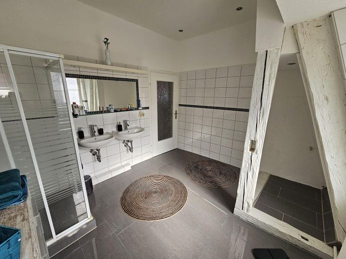 Bad mit Dusche und Waschbecken