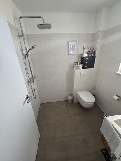 Modernes Einfamilienhaus mit hochwertiger Ausstattung und Smart-Home-System in Groß Wesenberg – Gäste-WC EG