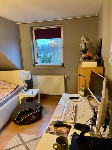 Helle Dachgeschosswohnung mit Loggia und Einbauküche – Schlafzimmer