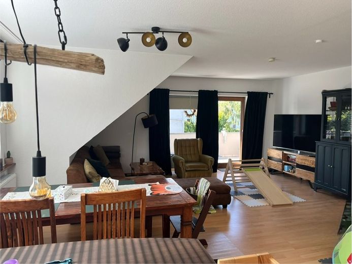 4-Zimmer-Mietwohnung mit Balkon, nähe Bahnhof – Wohnzimmer/Esszimmer - www.immobilien-heise.de