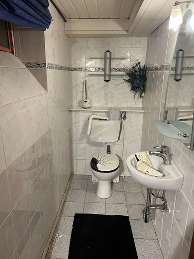 Zusatz-Toilette im Keller