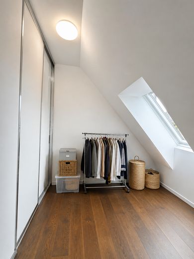 Luxus-Penthouse mit Skyline Blick – Ankleideraum