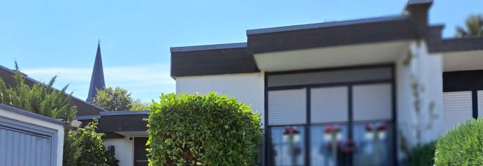 Strassenaansicht mit Garage