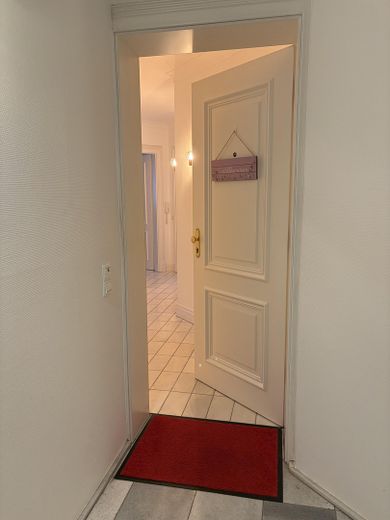 شقة من 3 غرف في الطابق الأرضي مع حديقة دون عمولة – Wohnungstür