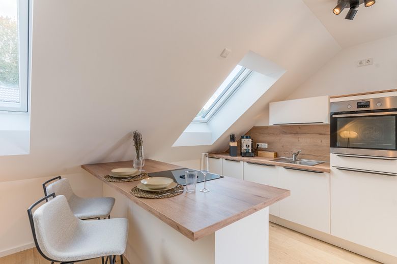 Langenbach | Nuovo bilocale mansardato con cucina BORA e ampio balcone soleggiato – Premium Küche 