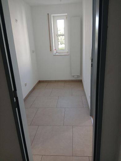 Affascinante bilocale con balcone e posto auto in autorimessa interrata — Regensburg-Galgenberg – Vorratsraum zur Küche