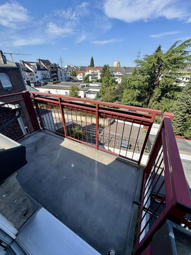 Yeni baştan tamamen yenilenmiş, oturma mutfaklı, yeni ankastre mutfaklı ve güneşlenme teraslı 3 odalı çatı katı dairesi Eller’de – Dachterrasse