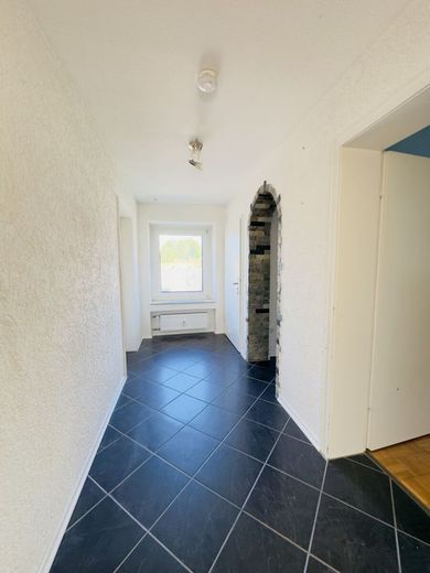 Mehrfamilienhaus in Bergisch Gladbach mit großem Grundstück &amp; Entwicklungspotenzial – Fluransicht im DG