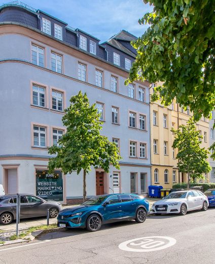 Frei & neu modernisiert - energieeffizienter Wohntraum mit Wellness-Bad & Balkon in Top-Lage – Außenansicht