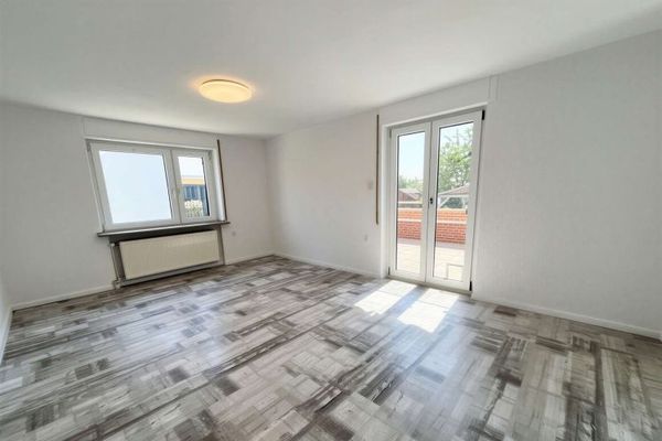 Luminoso appartamento di 3 locali con terrazza e garage a Neustadt!