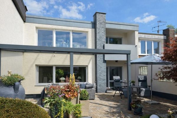 Modernisiertes Einfamilienhaus mit Smart-Home, 3-Garagen, PV-Anlage & außergewöhnlichem Garten
