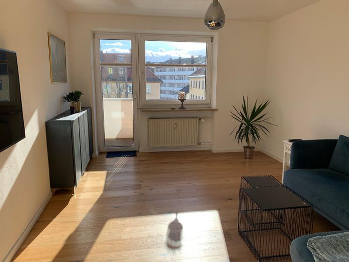 Furnished, stylish 3-room apartment near the Isar (limited until 2028) – Wohnzimmer