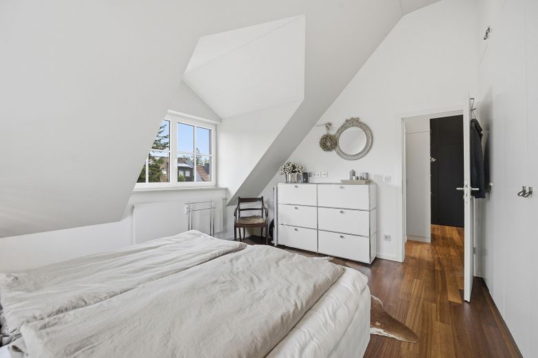 Charmante Dachgeschosswohnung mit 2 Balkonen/Terrassen – Schlafzimmer