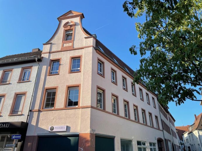 Edificio residencial multifamiliar renovado, 5,5 % de rentabilidad, casco antiguo de Landau, 4 unidades, dividido en régimen de propiedad horizontal, sin comisión – Foto 2