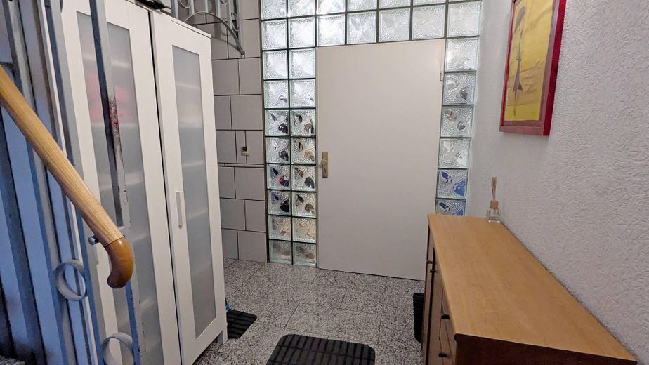 Ohne Makler: Modernisiertes 3-Familienhaus in Bordenau nahe Wald – Hauseingang